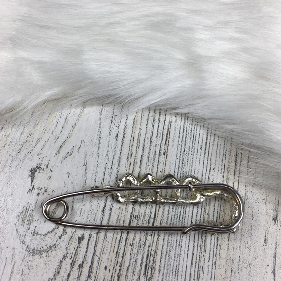 Large Fashion Safety Pin Hearts & Rhinestones - Picture 6 of 6